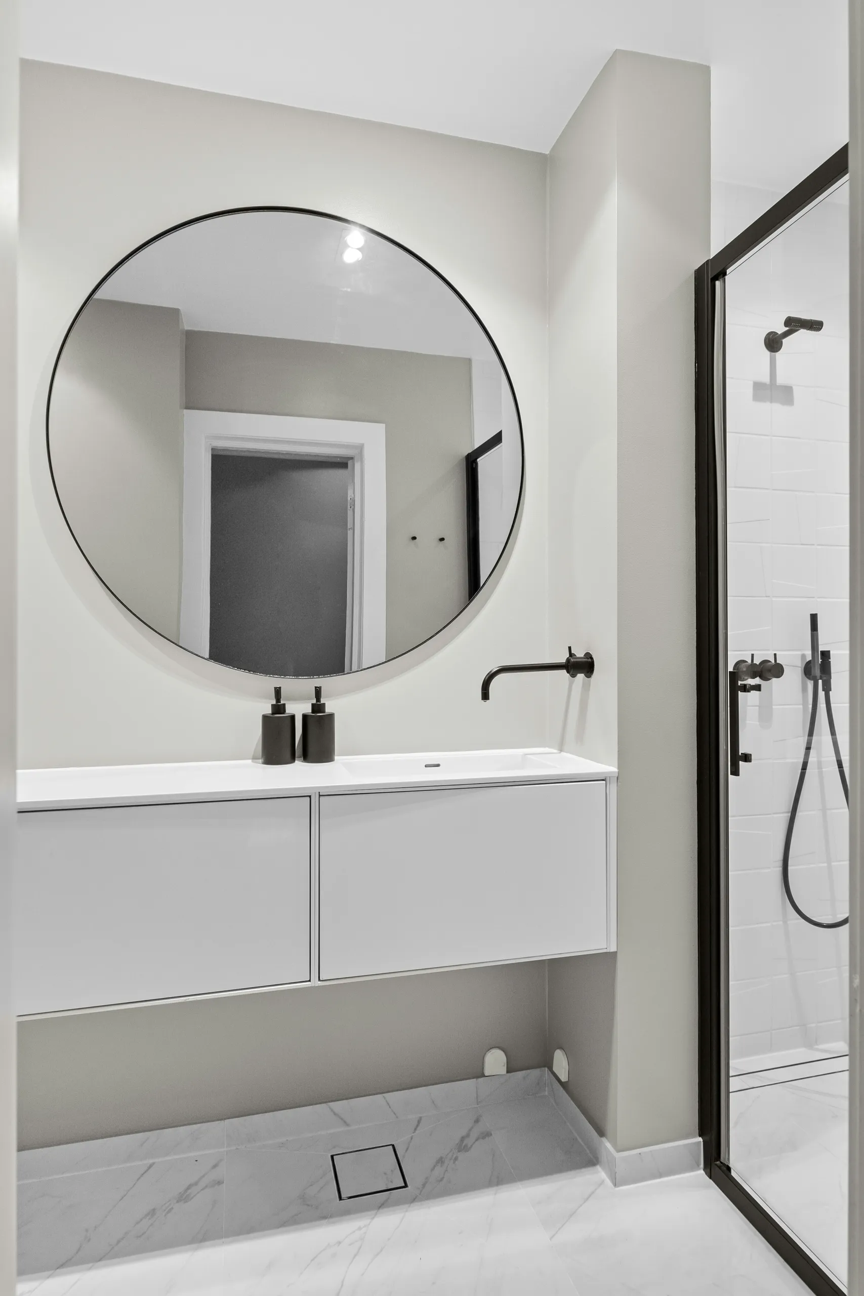 Baño principal · mármol, madera, espejo ovalado