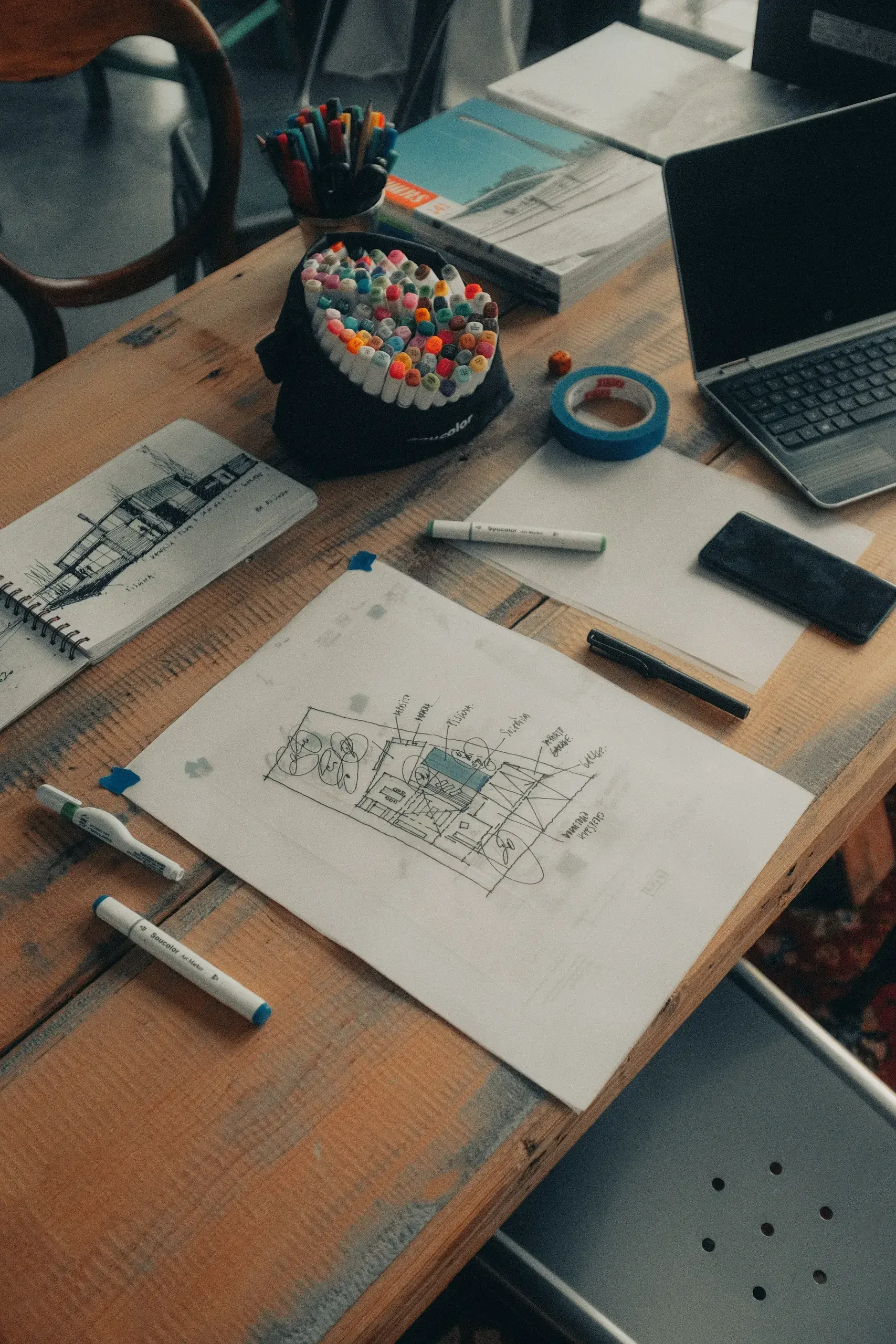 Dibujos conceptuales, cintas y pantalla