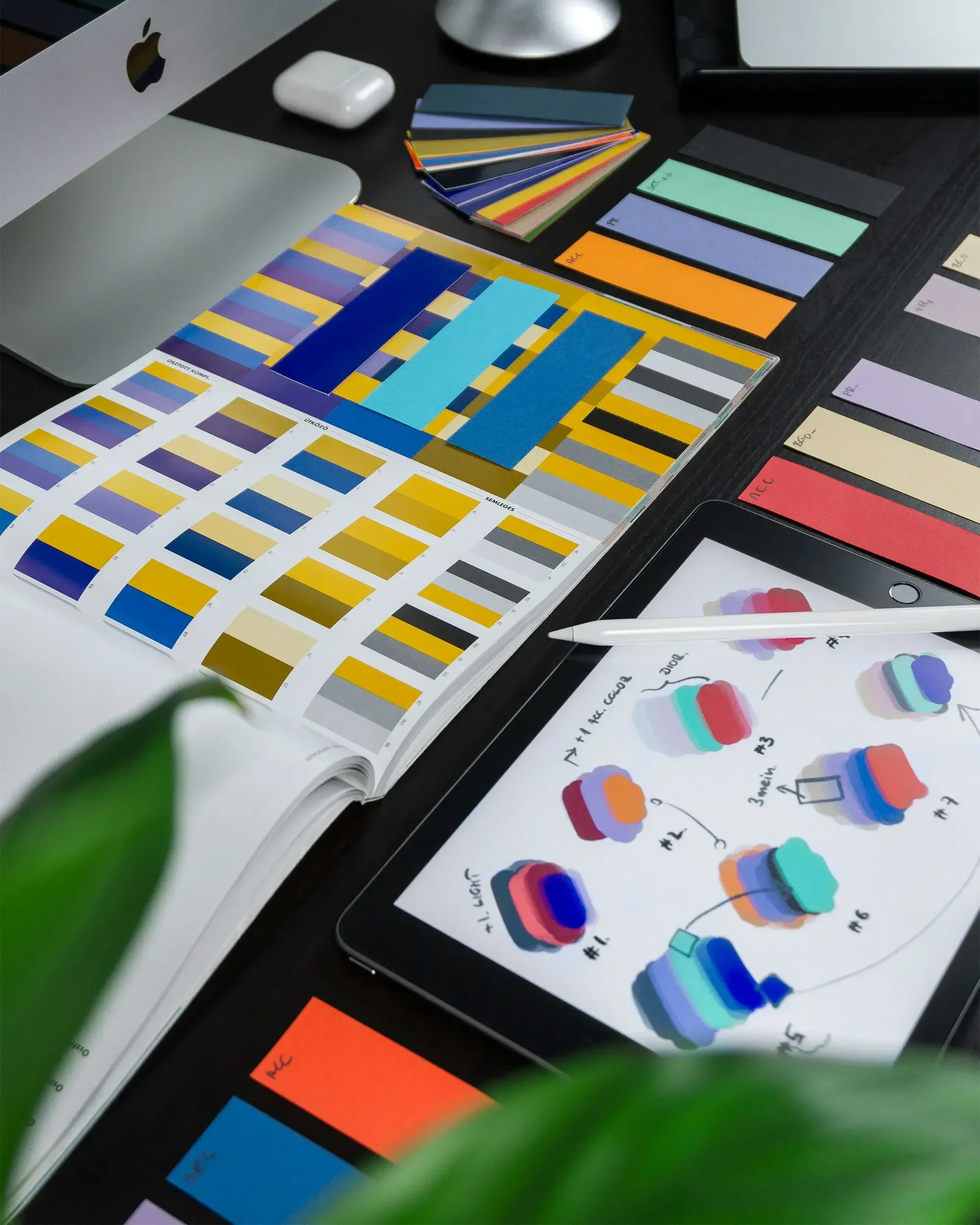 Escritorio — muestrarios de colores y materiales