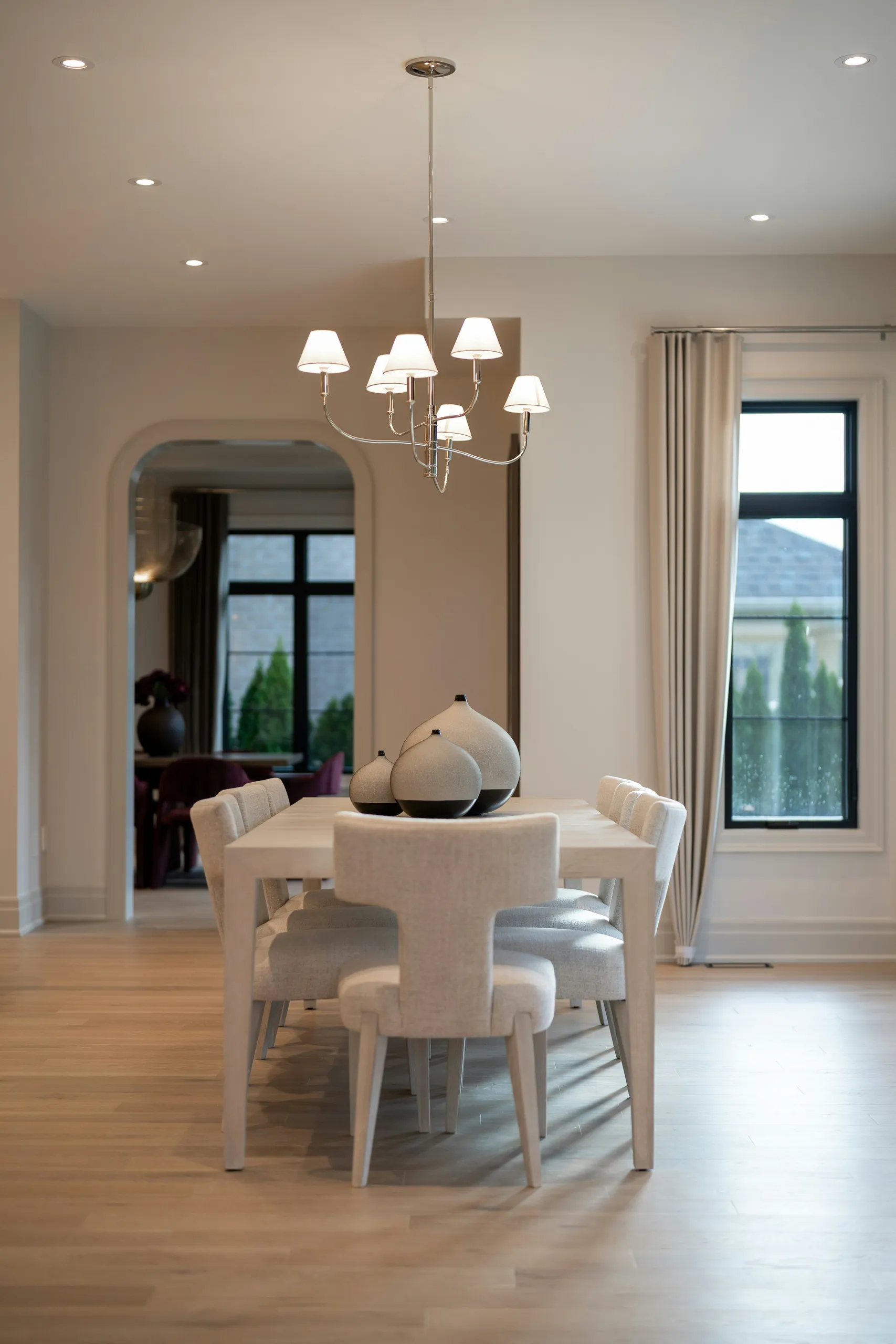 Salón · lámpara blanca, sillas de madera